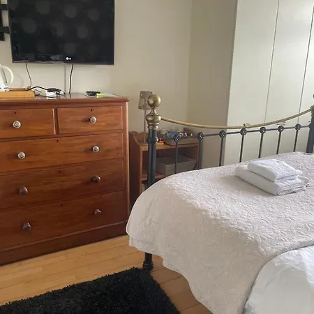King Size Bed & En Rolled Bath Private Lane *