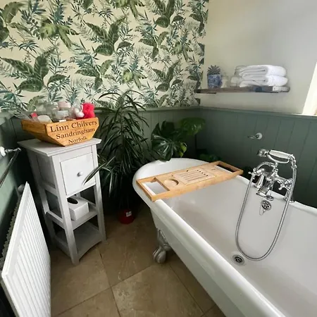 King Size Bed & En Rolled Bath Private Lane Homestay