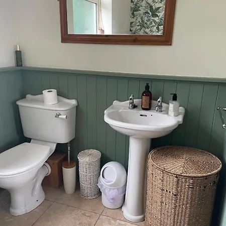 King Size Bed & En Rolled Bath Private Lane Homestay