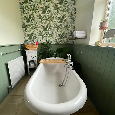 King Size Bed & En Rolled Bath Private Lane * Harrogate